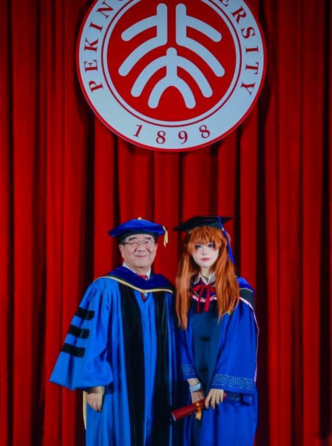 毕业典礼破次元：当痛帽与流苏共舞，虚拟伙伴见证青春加冕