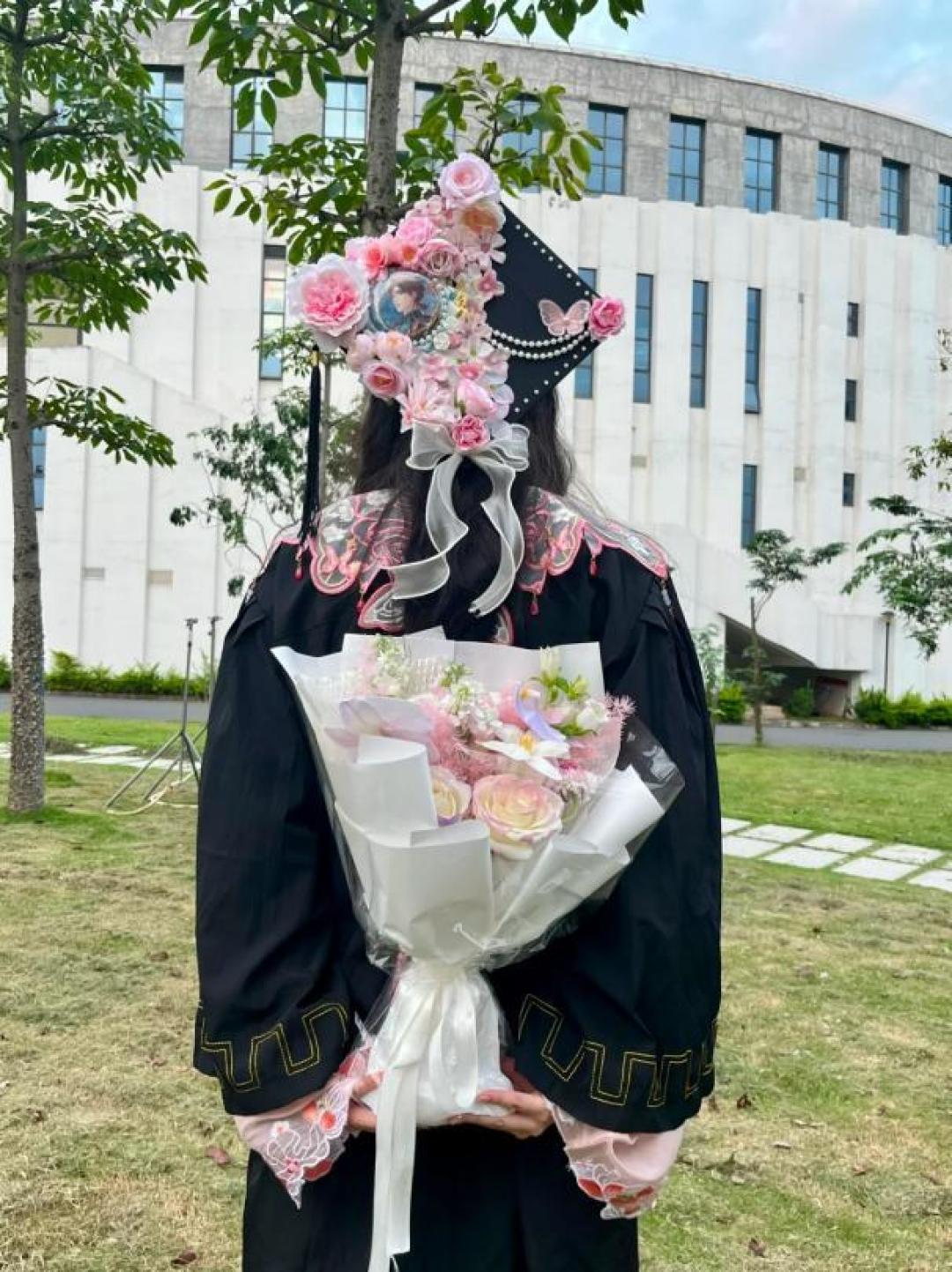 毕业典礼破次元：当痛帽与流苏共舞，虚拟伙伴见证青春加冕
