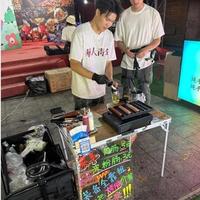 滋滋作响的治愈日常：一台烤肠机解锁当代人的幸福方程式