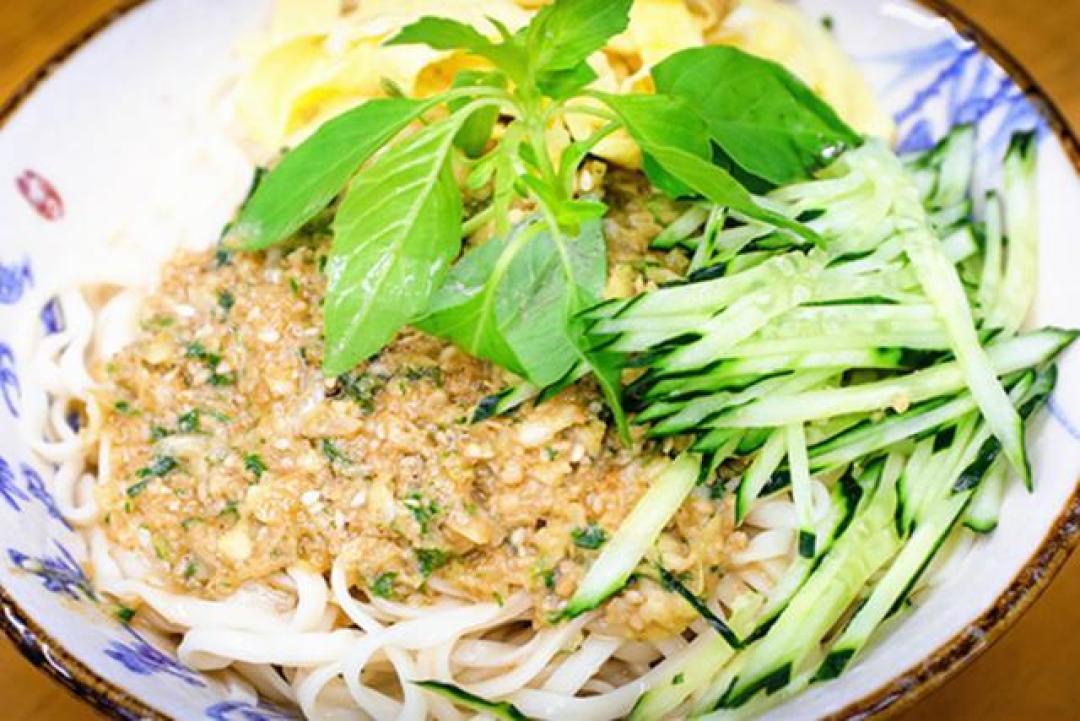 中原胃的清凉密码：从北宋菜案到奶茶杯的荆芥执念