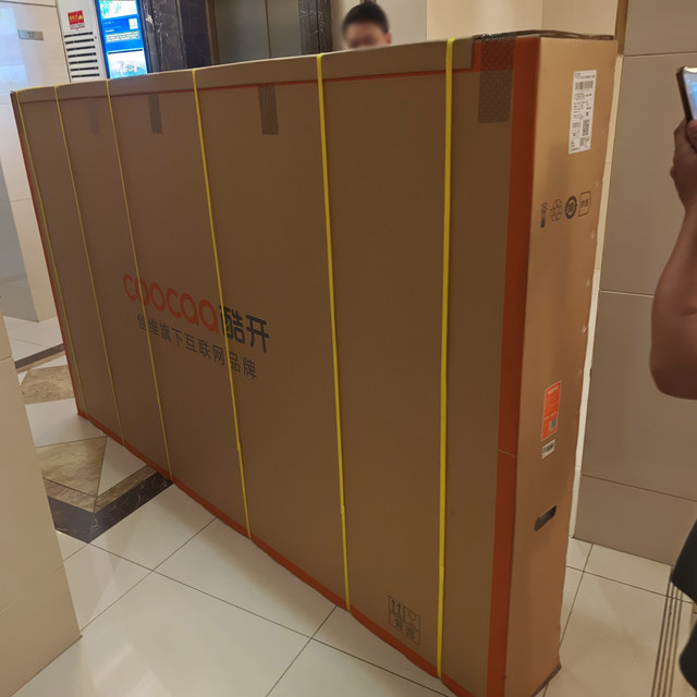 100英寸电视跌到四千多元！就怕进不了家门？入户方法有很多