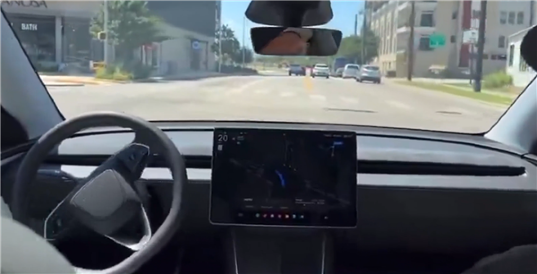 特斯拉Robotaxi上线第一天问题多:严重画龙、直接停在十字路口