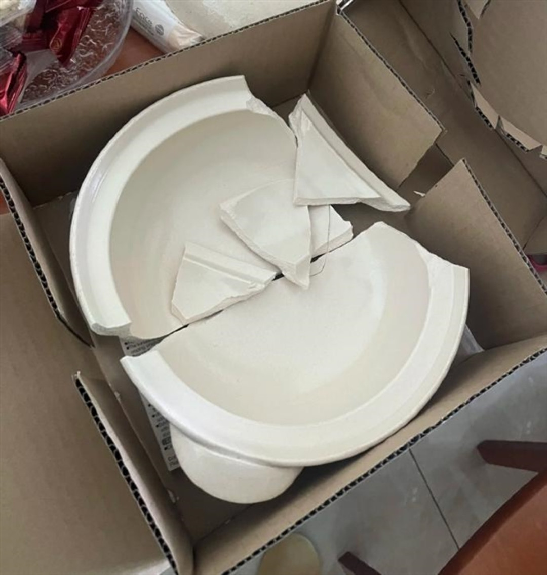 网购无印良品陶瓷碗收到一堆碎片 客服:不退不换只赔4元