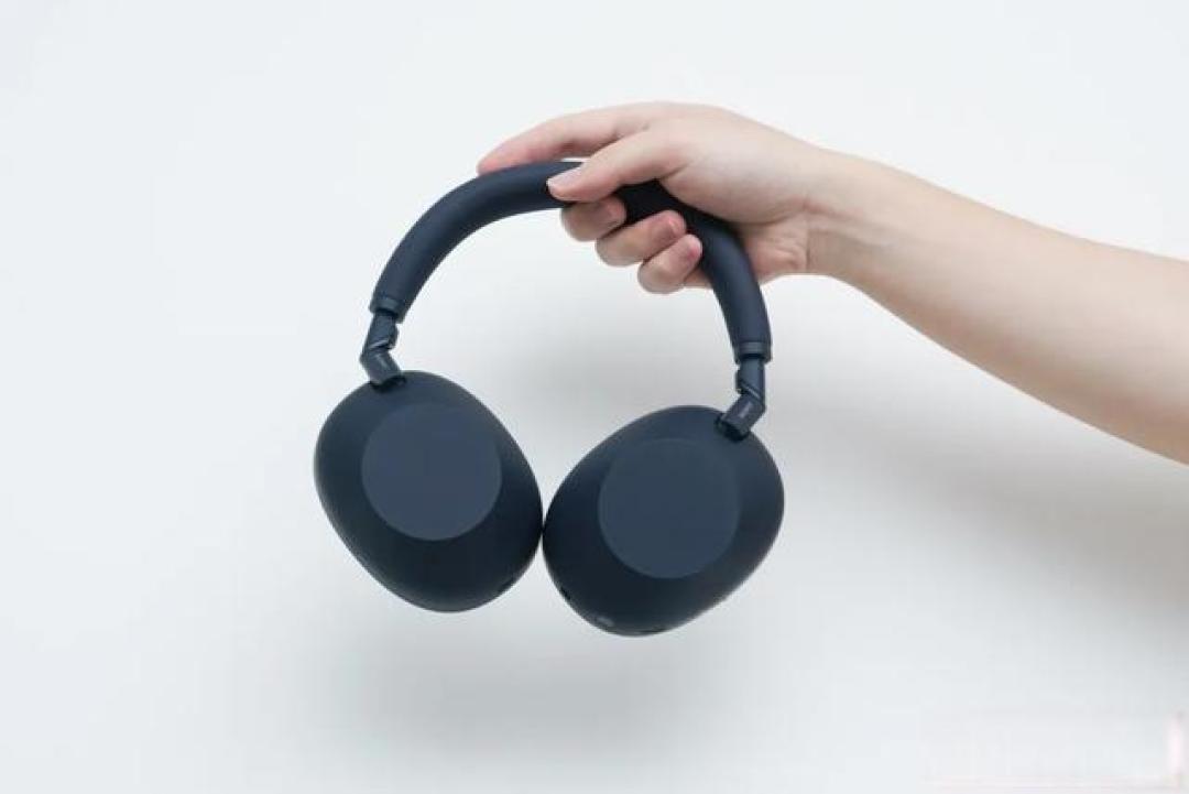 索尼WH-1000XM6深度评测:AI降噪碾压AirPods Max,弹性耳垫革新佩戴却陷高价争议