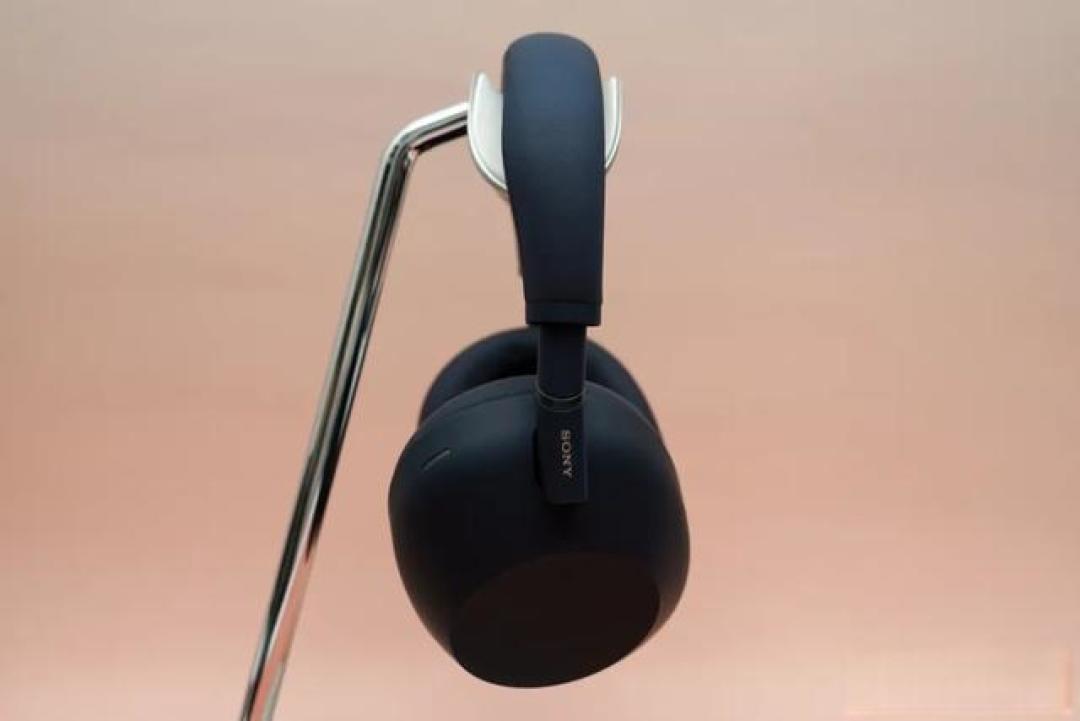 索尼WH-1000XM6深度评测:AI降噪碾压AirPods Max,弹性耳垫革新佩戴却陷高价争议