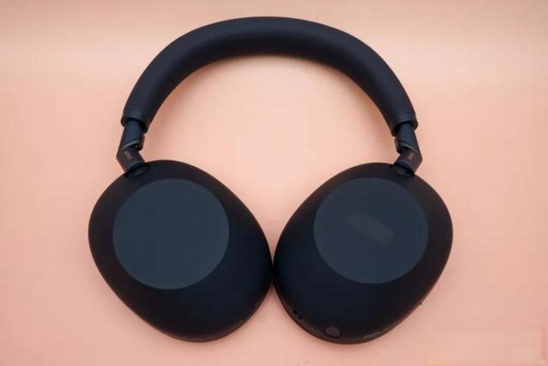 索尼WH-1000XM6深度评测:AI降噪碾压AirPods Max,弹性耳垫革新佩戴却陷高价争议