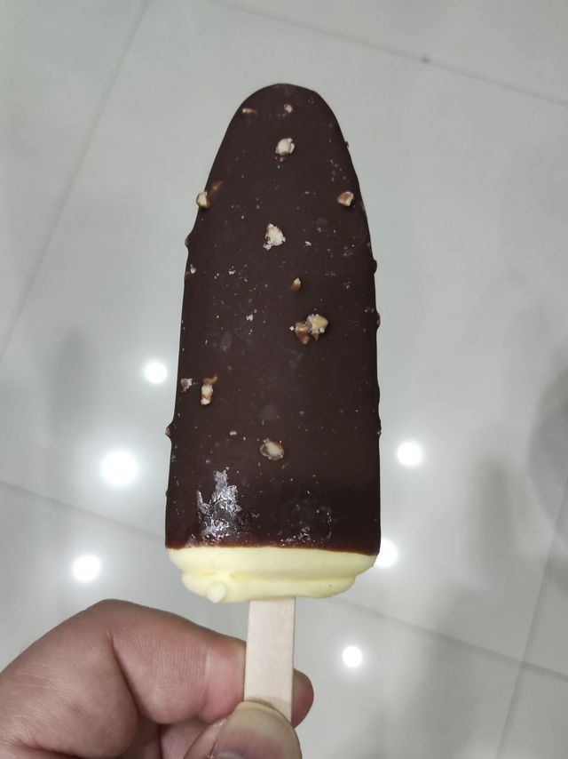 美味的可爱多棒棒流心脆蓝莓酸奶口味冰淇淋
