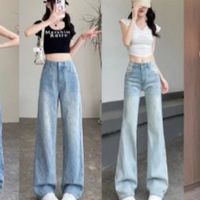 女生短上衣与高腰阔腿牛仔裤搭配