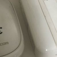 出行与办公利器：白色的充电宝和鼠标🖱️