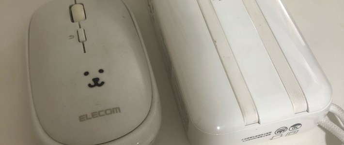 出行与办公利器：白色的充电宝和鼠标🖱️