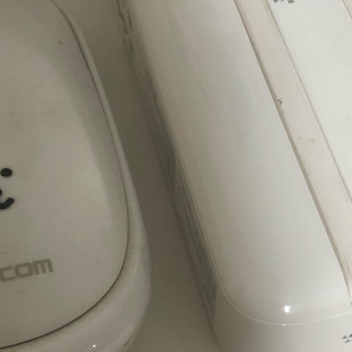 出行与办公利器：白色的充电宝和鼠标🖱️