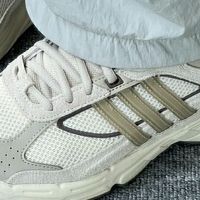 阿迪达斯运动鞋:低调百搭!