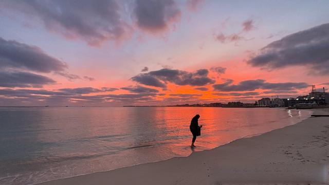 全球年轻人用Lover之舞重构海岸线：最浪漫的地质情书诞生记