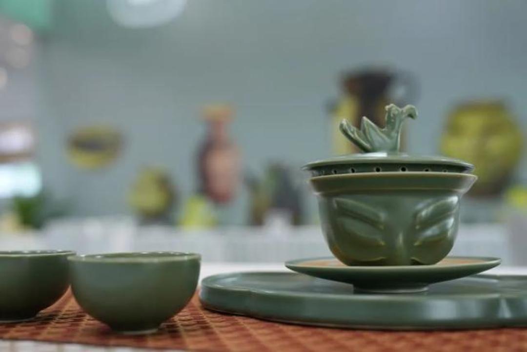 釉色千年跃动东方韵：邛窑青瓷解码中国色谱，从敦煌壁画到现代美学的千年传承