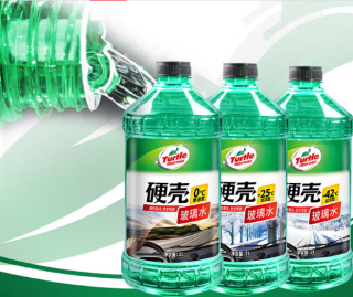 龟牌硬壳玻璃水，专为清洗汽车挡风玻璃设计的