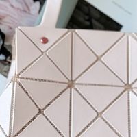 三宅一生 CARAT 迷你手提包：粉色温柔之选，时尚与实用的结合