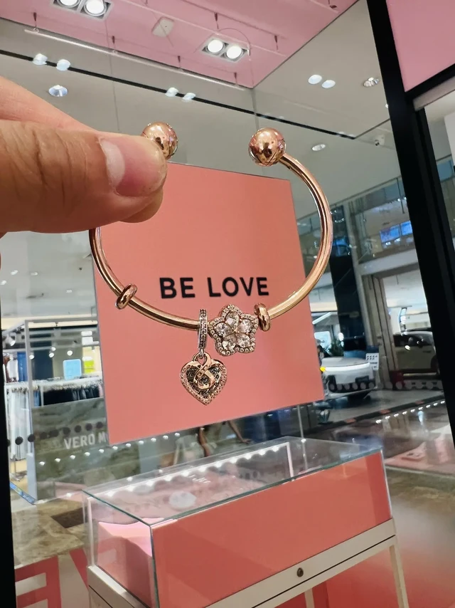 ✨「爱意无限♾️手镯｜开口藏浪漫」✨。💖当雪花般的浪漫❄️撞上无限符号的爱意吊饰，
这只手镯像极了月老用玫瑰金编织的温柔圈套——
不用扣合的开口设计超有巧思！
轻轻往手腕上一滑，暖金色镯身就像被爱意“