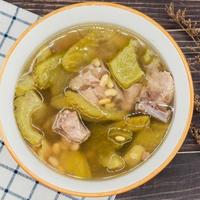 夏日消暑神器！揭秘苦瓜排骨汤如何熬出苦尽甘来的养生智慧