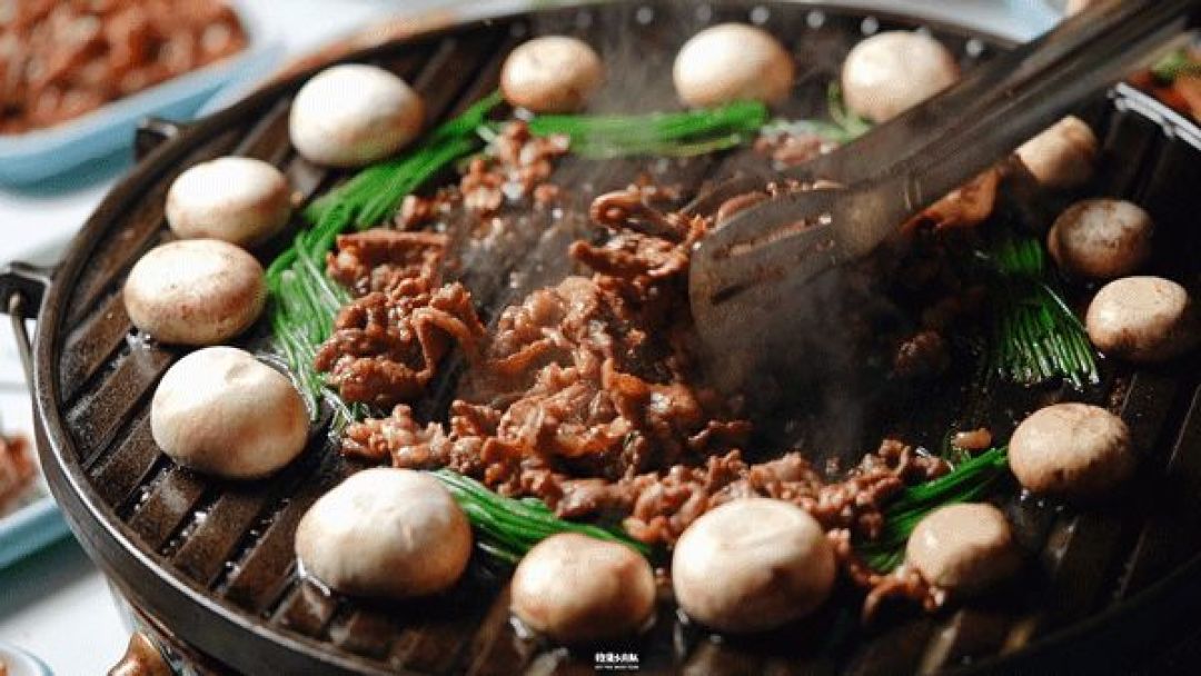 老北京炙子烤肉：三百年炭火淬炼的舌尖江湖与非遗新生