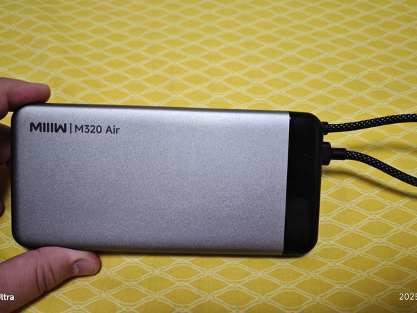 米物M320 Air移动电源测评：75元捡漏的轻薄战神
