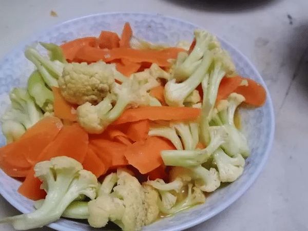 家常菜分享-胡萝卜炒花菜