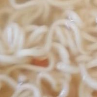 黄纸袋里的时光机:一碗华丰三鲜伊面的怀旧体验