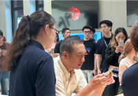 《藏海传》“皮筋猴”华为门店排队买手机  网友： 明星也得排队 生活不易