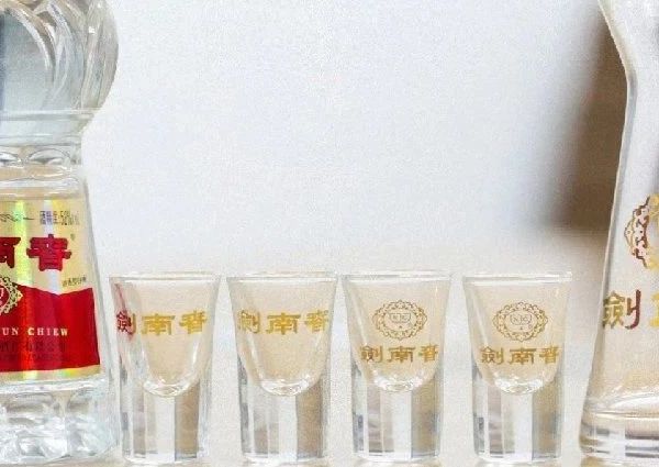 每天认识一款热门白酒|剑南春 水晶剑