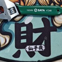 这个小扳手不单单拧螺丝，还能开啤酒