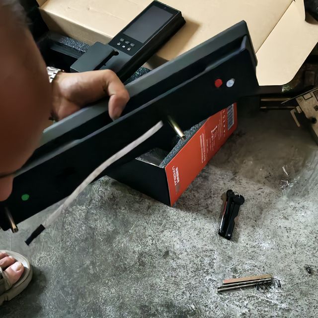 血的教训，千万不要自己装锁，忙活半天，最后还是花了150元请人