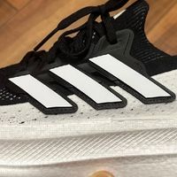 Ultra Boost 5：轻盈与缓震兼备