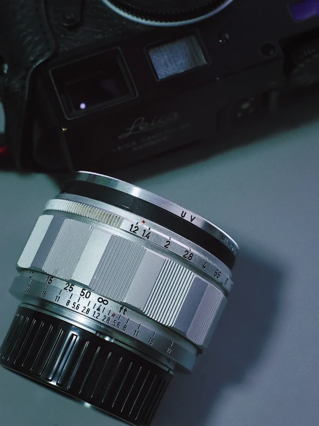 老镜头第一篇
佳能CANON 50mm f/1.2 LTM旁轴镜头，发布于1956年9月，7片五组双高斯，11片光圈，约322g，金色镀膜。佳能S系列50mm焦段镜头发售价最贵的一支镜头，高于50/0