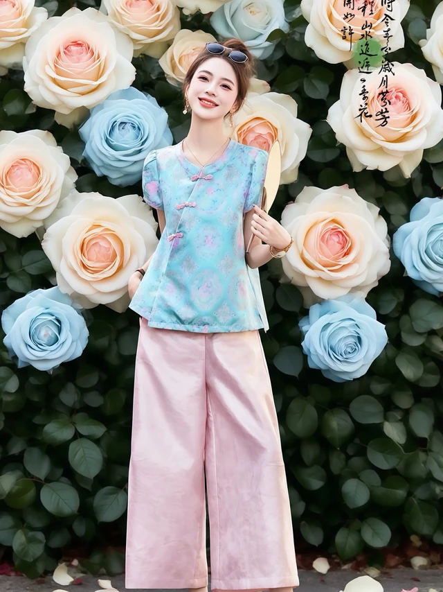 国风穿搭｜把江南的诗意穿在身上🍃。新中式国风提花盘扣套装，真的美到失语！！ 
💙上衣是改良旗袍式设计，浅蓝提花面料自带江南诗意滤镜，复古盘扣点缀，含蓄又优雅，泡泡袖还藏着几分俏皮，中式浪漫拿捏～ 
💖