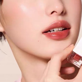 KIMTRUE椰冰冷萃奶咖唇釉：薄荷撞上拿铁，冰感唇的夏日起义