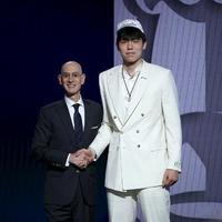 20岁生日夜创历史！杨瀚森成近18年首位NBA首轮中国新星，“中国约基奇”启航