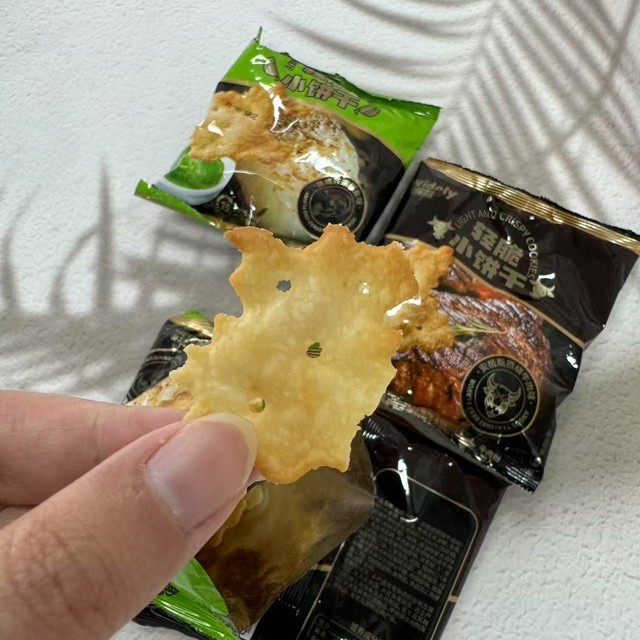 办公室零食新宠！清脆小饼干
