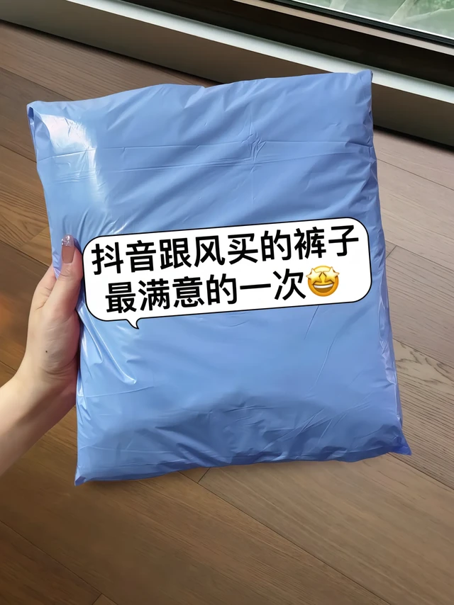 解锁夏日酷感造型!这款高腰显瘦牛仔短裤,以利落剪裁重塑腿部线条,瞬间拉长比例,轻松穿出大长腿。创新破洞设计个性十足,不规则毛边增添随性感,每一处细节都彰显独特设计美学。选用柔软透气牛仔面料,久穿不闷热