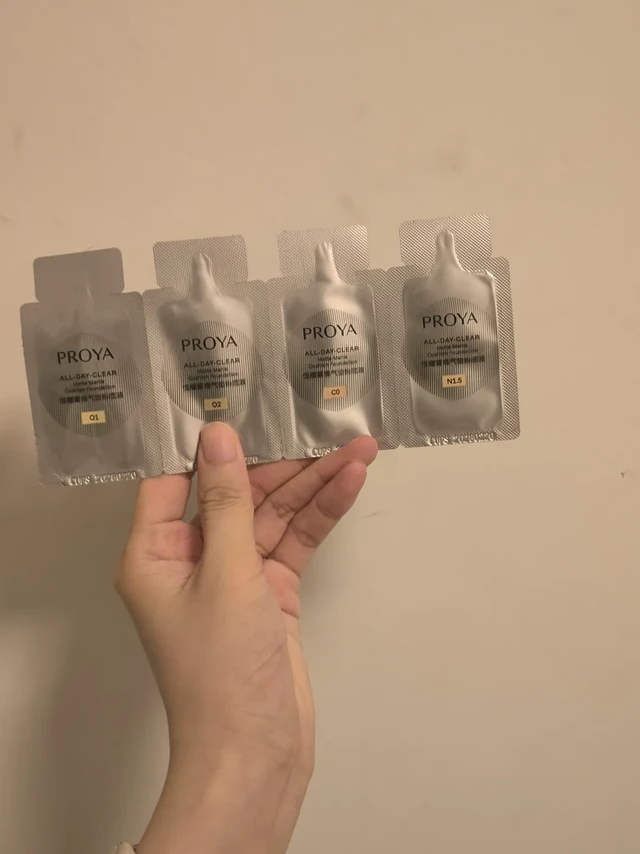 一次性试遍四个色号,简直是为纠结星人量身定制的~我选的自然色,上脸没有假面感,是微微透着光泽的哑光肌,像是皮肤本身就很好的样子。油皮最怕底妆黏头发,但这款拍开后干干爽爽,像给脸套了一层隐形吸油纸,夏天