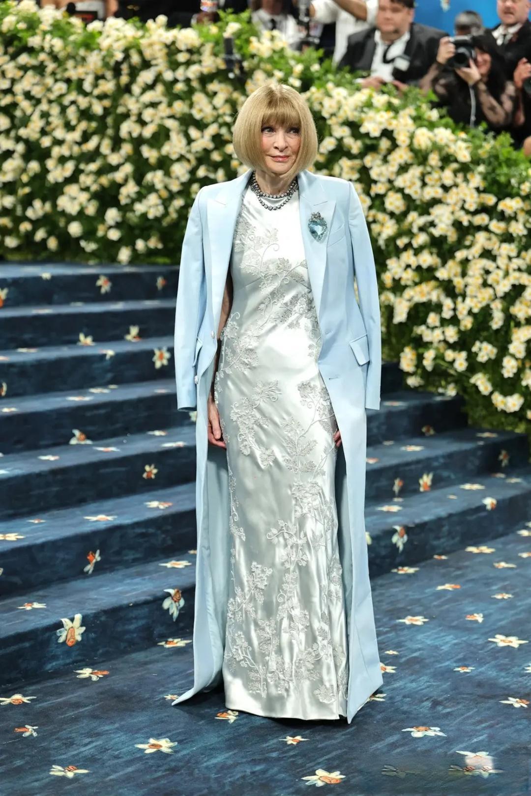 时尚女魔头的跨时代启示:解析Anna Wintour三十余年造型秘笈与时尚产业话语权