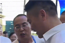 刘强东现身乌鲁木齐 热心摊主送哈密瓜请他品尝