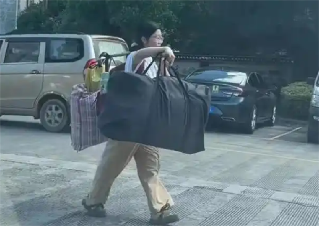 “288分女生”VS“扁担女孩”：一个走红带货 一个不想被打扰
