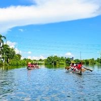 夏日玩水新花样：一家三口的皮划艇亲子游趣事