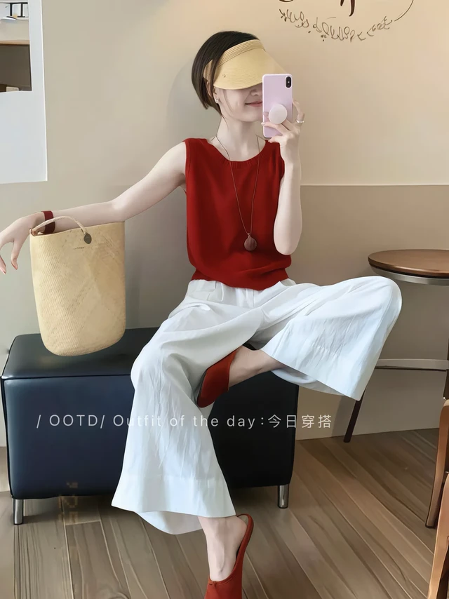 姐妹们，2025夏季绝美小众简约气质高级感穿搭来啦！薄款红色针织上衣，颜色超正，显白又吸睛，轻薄透气不闷热，随便一搭就氛围感拉满。 
搭配白色垂感阔腿裤，修饰腿型绝绝子，宽松版型藏肉显瘦，垂坠感十足，