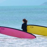 夏日激情冲浪：蓝天碧水间的欢笑与挑战