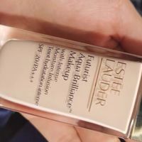 雅诗兰黛沁水粉底液保湿力强