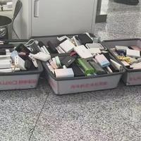 机场新规首日成筐充电宝被拦旅客崩溃 合规产品卖爆价格飙升