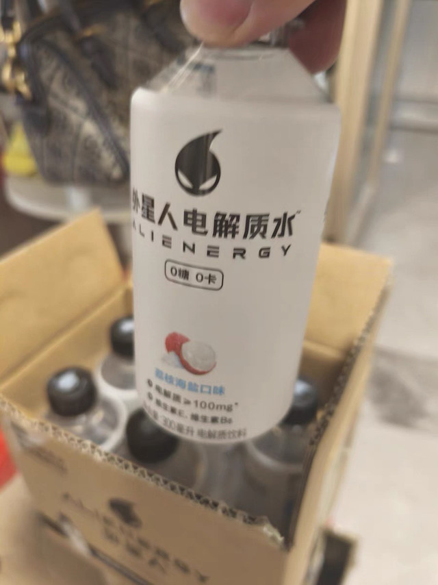 外星人电解质水荔枝海盐味300mL×6瓶0糖含维生素饮料运动健身