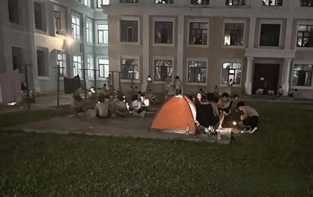 东北高校高温宿舍引争议：空调缺失背后是气候变局倒逼基建升级？