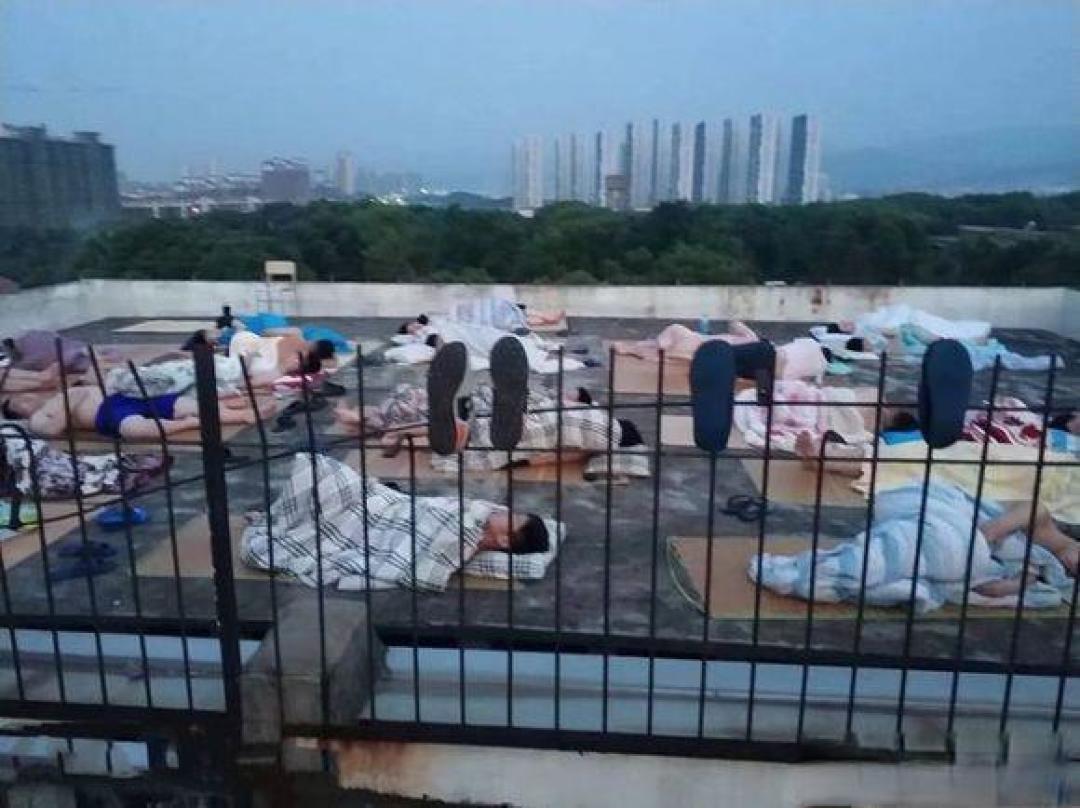 东北高校高温宿舍引争议：空调缺失背后是气候变局倒逼基建升级？