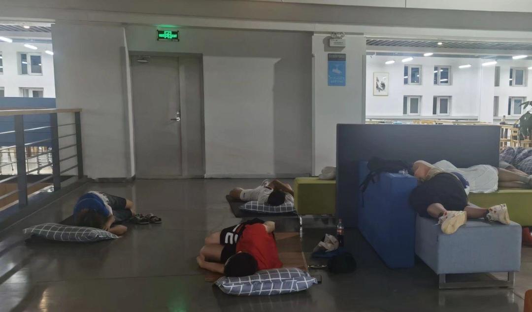 东北高校高温宿舍引争议：空调缺失背后是气候变局倒逼基建升级？